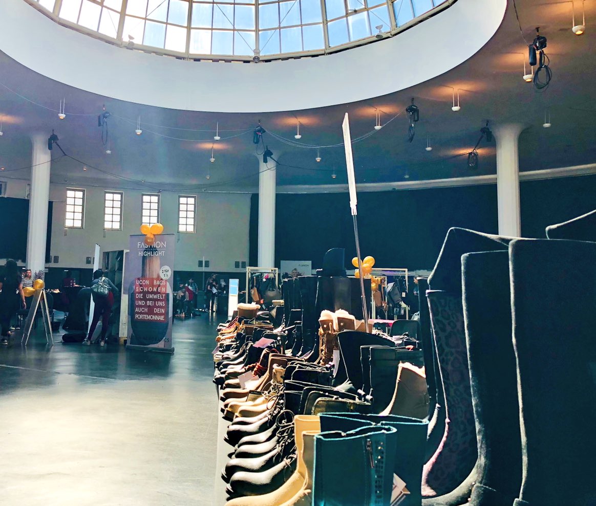 sweettweetangie's tweet photo. Da seht Ihrs wieder, Schuhe sind Rudeltiere 👠👟👡👢👠👟👡👢#fashionflashevent #postpalast https://t.co/6VCvr0iZea