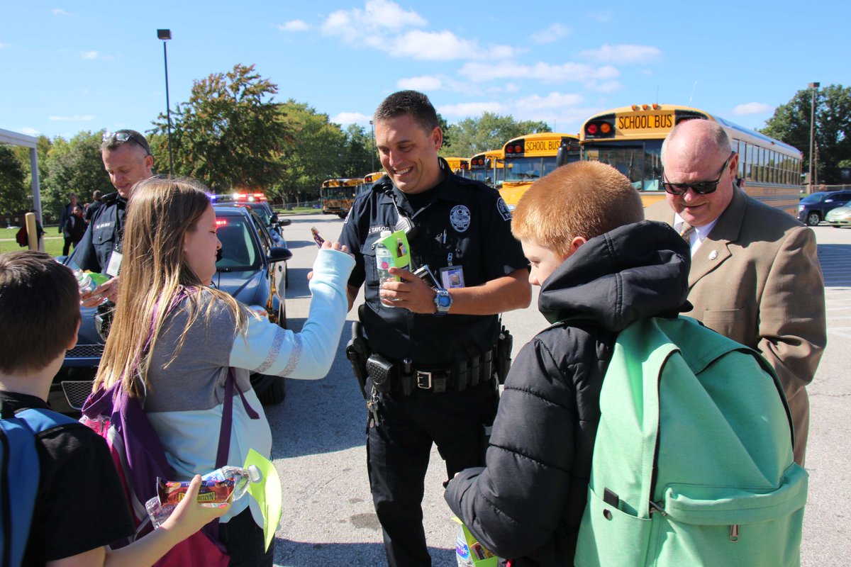 Students at <a href="/BridgerMiddle6/">Bridger MiddleSchool</a> handed out care packages and high fives to @ipdinfo officers to show their appreciation for keeping our community safe. Such a powerful and positive event. Thank you, IPD! #isdstrong