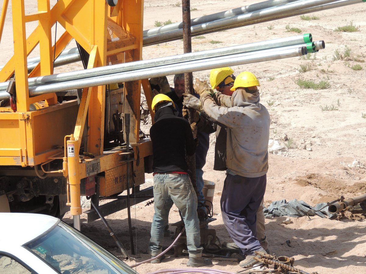 MinAguaYEnergia's tweet photo. Vecinos de #Aimogasta van a contar con #MasAgua. Estamos equipando la perforación ubicada en #ClubRiver, para que en poco días los vecinos de esta zona de la cabecera departamental, puedan tener más agua. Seguimos trabajando #PorUnaRiojaHidrica. #SOSAgua #TenemosQueCuidarla https://t.co/hrfJta2L8v