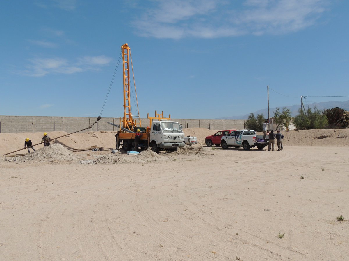 MinAguaYEnergia's tweet photo. Vecinos de #Aimogasta van a contar con #MasAgua. Estamos equipando la perforación ubicada en #ClubRiver, para que en poco días los vecinos de esta zona de la cabecera departamental, puedan tener más agua. Seguimos trabajando #PorUnaRiojaHidrica. #SOSAgua #TenemosQueCuidarla https://t.co/hrfJta2L8v