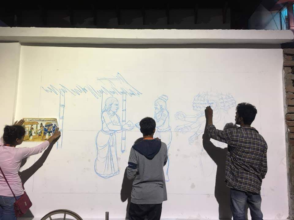 ayodhyaartfest's tweet photo. Initial sketching on the walls of Ayodhya has started ....
Hundreds of artists at work ! 
Amazing sight.... #AyodhyaArtFest https://t.co/kcGWk4INxn