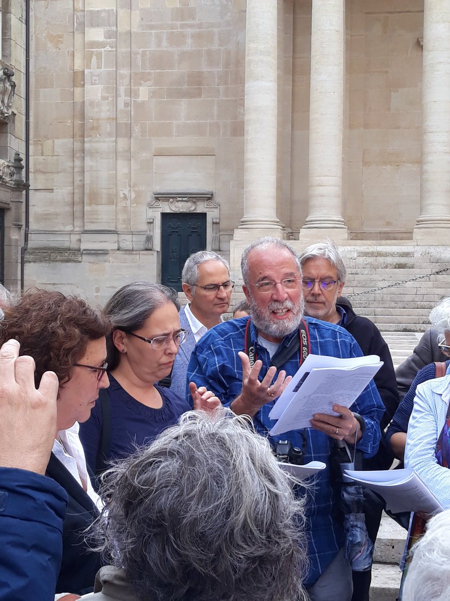 XarxaGeoLit's tweet photo. Llorenç Soldevila, de la @XarxaGeoLit, dirigeix la ruta literària per París. De la Sorbona a Notre Dame. Textos de Llull, Verdaguer, Josep Pla, Baltasar Porcer, Teresa Pàmies... XII Jornades d'intercanvi cultural @LettresSorbonne @IRLlull https://t.co/uToqsYxH3G
