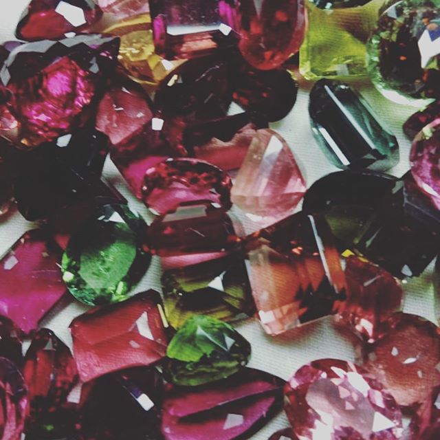 Tourmalines like glass #tourmalines#gems#makingrings #gemstones#meditation ift.tt/2Oos960