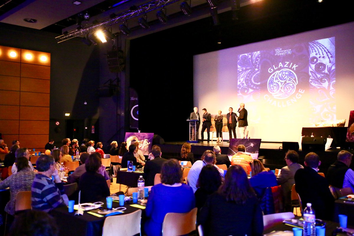 Toutcommence29's tweet photo. #TCF2018 😃
Félicitations à Alexandrine Lavergne la grande gagnante 🏆 du concours #GlazikChallenge. Une #collection de pièces textiles va être développée et commercialisée avec son dessins. Une partie des recettes des ventes viendra soutenir les actions de la #SNSM. 👏 https://t.co/hNqM0kqdXi