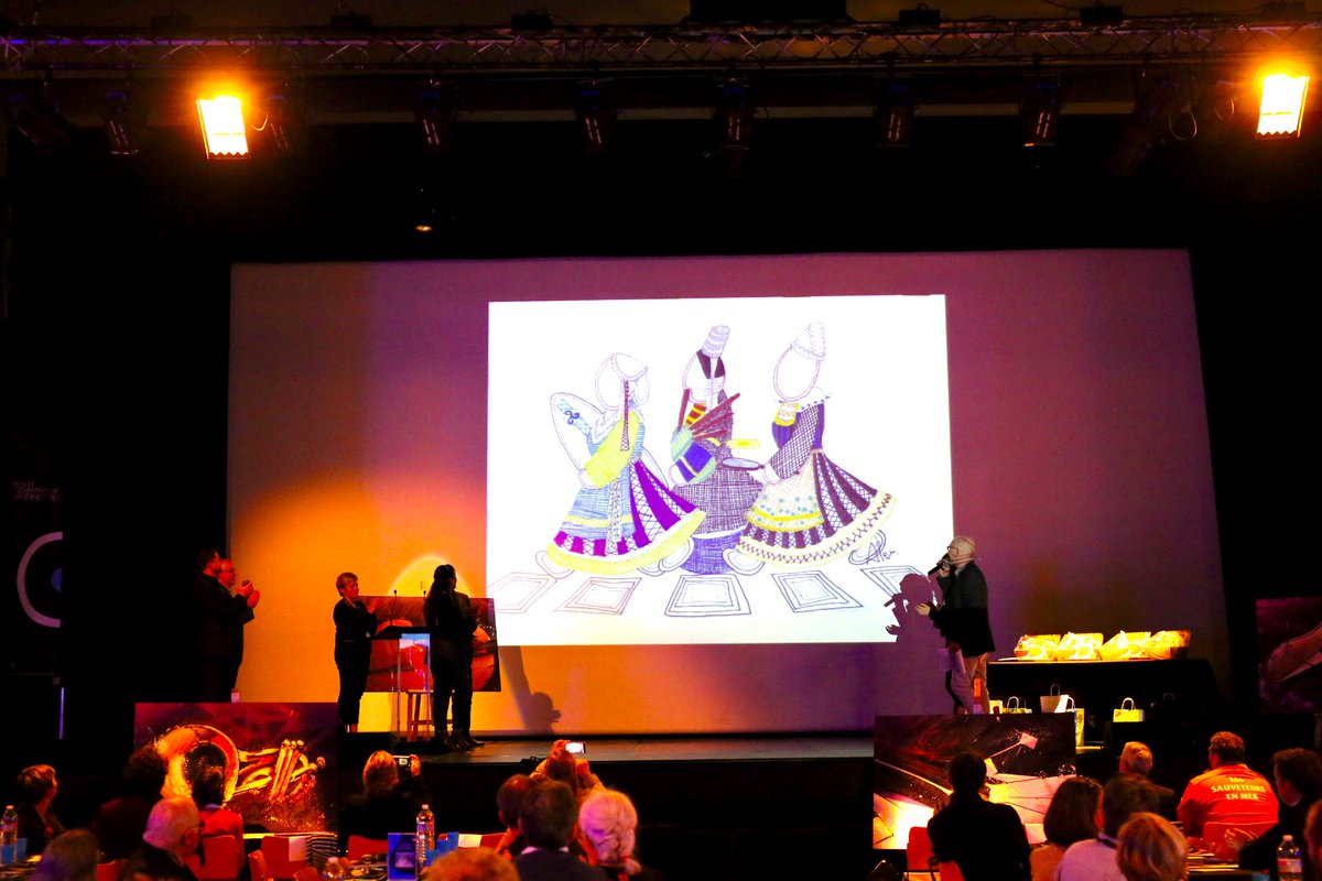 Toutcommence29's tweet photo. #TCF2018 😃
Félicitations à Alexandrine Lavergne la grande gagnante 🏆 du concours #GlazikChallenge. Une #collection de pièces textiles va être développée et commercialisée avec son dessins. Une partie des recettes des ventes viendra soutenir les actions de la #SNSM. 👏 https://t.co/hNqM0kqdXi
