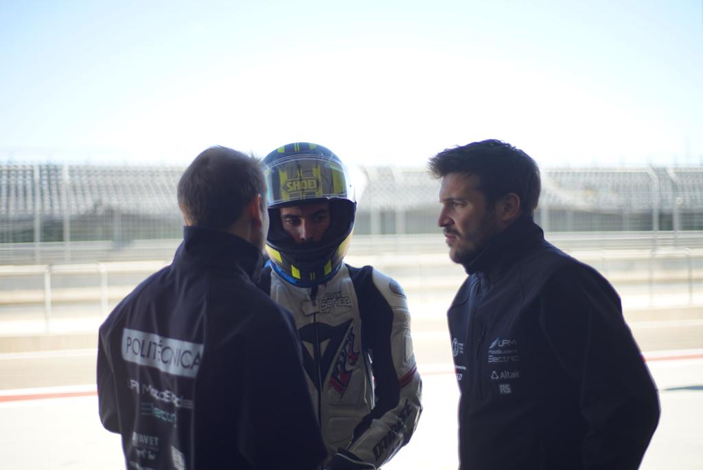 UPM_Motostudent's tweet photo. La confianza, la complicidad, el compromiso hacen grande el trabajo en equipo #EME18E #electric #electricTeam #Competition @MotoStudent https://t.co/tA0RggThjq