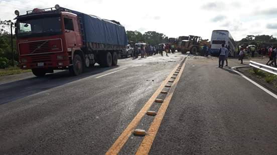 NChaquenito's tweet photo. #BOLIVIA
CHOQUE DE UN BUS Y UN CAMIÓN DEJA DOS MUERTOS EN CARRETERA NUEVA COCHABAMBA - SANTA CRUZ
https://t.co/CAAf25Ysj5 https://t.co/51URPihTbL