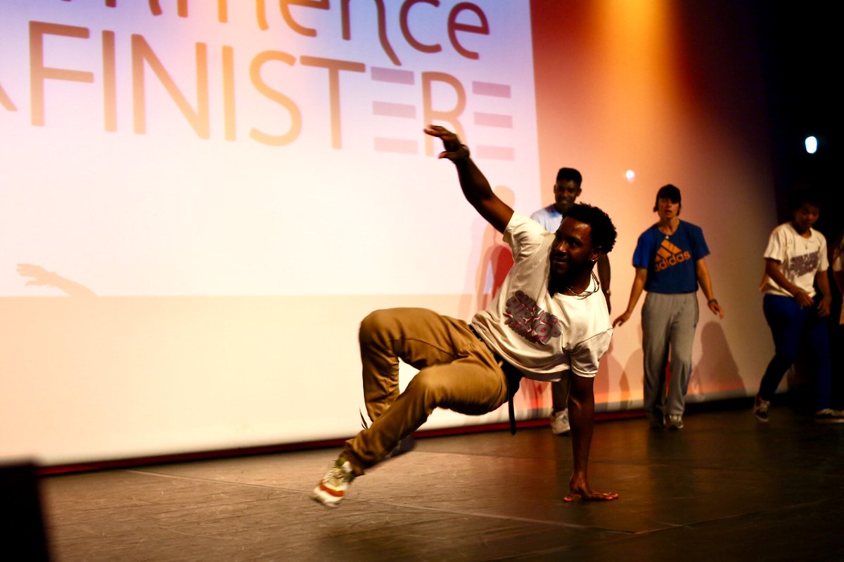 Toutcommence29's tweet photo. #TCF2018 ✨🤩
Un grand M.E.R.C.I à tous les #ambassadeurs présent à la soirée, pour leur participation au speed-meeting, au Showroom, à l'année culture, à l'atelier mécénat et au Battle swing / Hip Hop ! 🤗👌AU TOP ! Trugarez deoc'h
#Finistère #Réseau #Collective #Echange https://t.co/CwHmKQsjbV