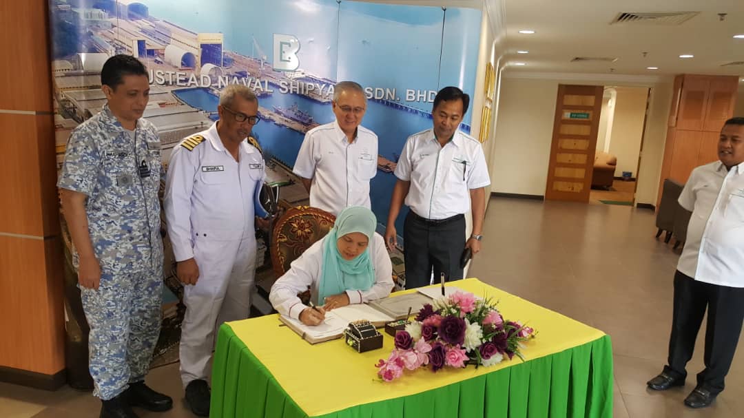 RMN_LCS's tweet photo. 11 Okt 18, Khamis – PP LCS TLDM menerima lawatan ulung dari Puan Mastura binti Ahmad Mustafa, TKSU (Pembangunan) MINDEF.  Lawatan kerja dimulakan dengan melihat kemajuan pembinaan kapal dan seterusnya menyertai Mesyuarat Kemajuan Kerja ke-48 di premis BNS @mykamarul @tldm_rasmi https://t.co/wYwxZaQAIW