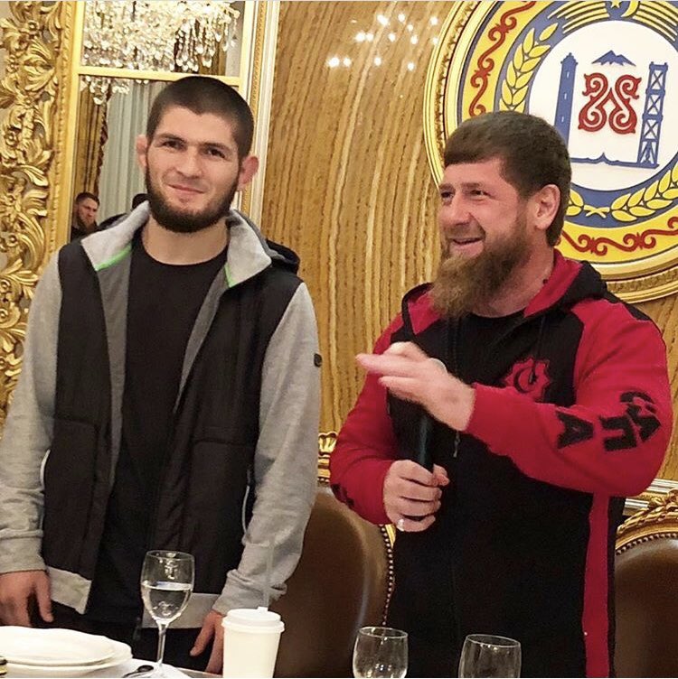 Omasukifight チェチェン大統領ラムザン カディロフの晩餐会に招かれたハビブ ヌルマゴメドフ ハビブはロシア国籍だが この祝宴の場でチェチェンの名誉市民の称号と メルセデスの新車が大統領から贈呈されたのだという Twitter