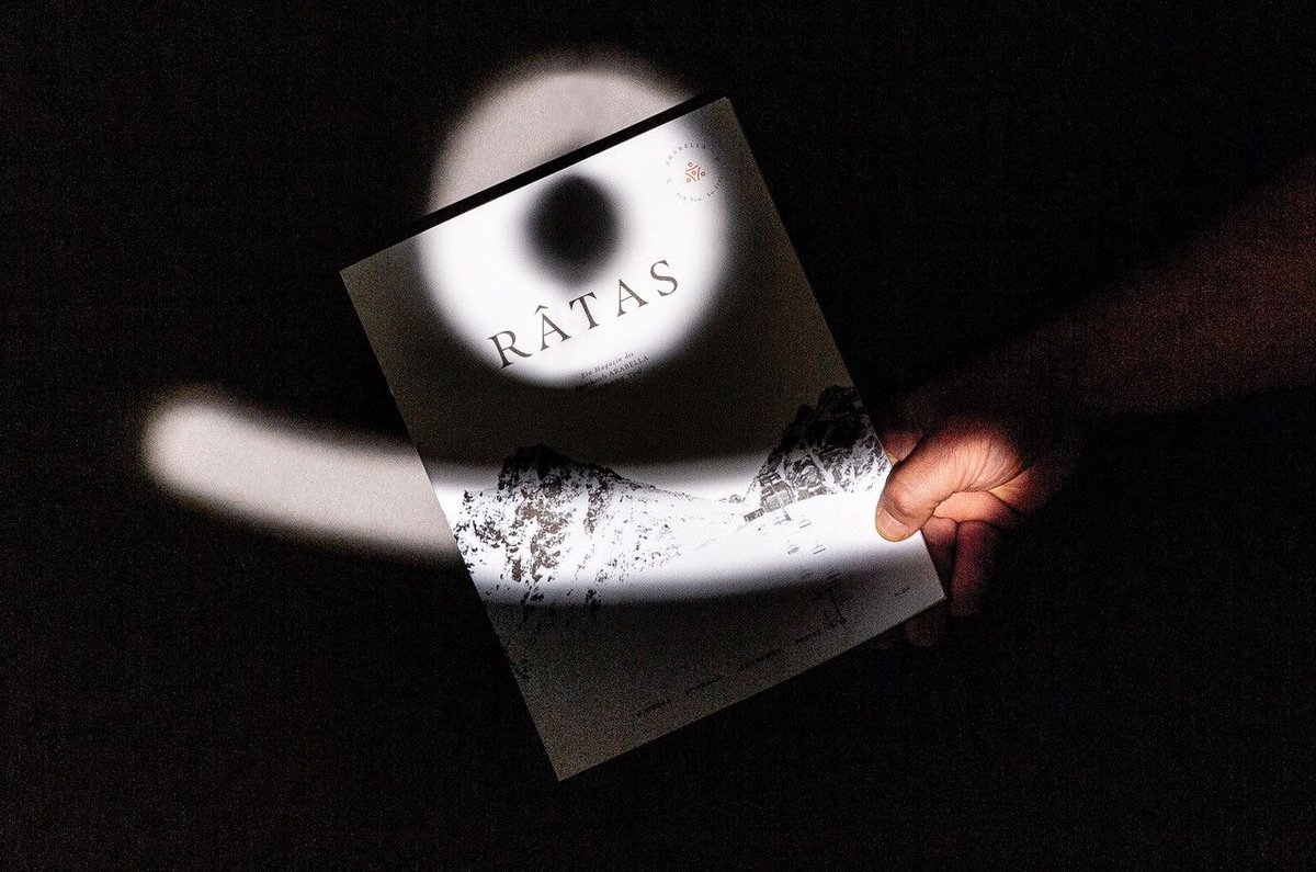 Liebe Gäste und Freunde, mit einem Lächeln sagen wir #Danke für eure vielen Mails und Anrufe zum neuen Arabella Magazin "RATÂS" - Familie Moritz und das Arabella-Team😘 #Tirol #Magazin #Berge #Winter #laecheln #Freunde #Familie