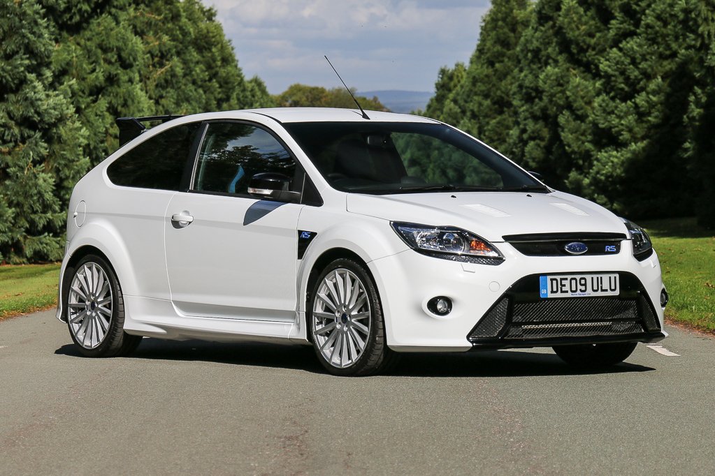 IconicAuc's tweet image. Perfect for #FastFordFriday. This 2009 Ford Focus RS looks incredible in Frozen White. Covering just 9,491 miles under two owners. This fantastic #FastFord is available at our @ClassicMotorNEC Sale. For more info please visit: ow.ly/oc8N30m8Gnn