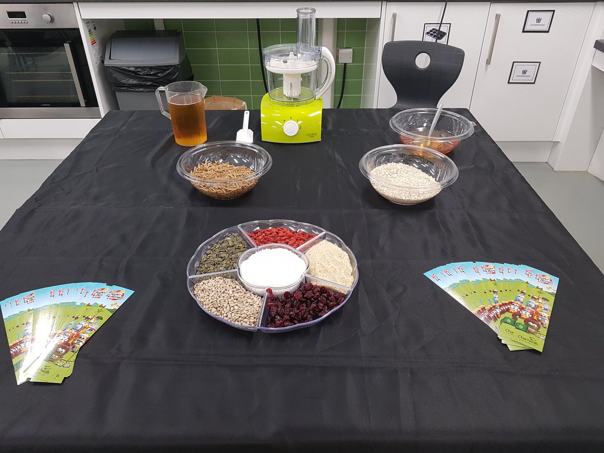 dolphin19's tweet photo. Another great day off workshops,  this time at Illogan school Cornwall #fitfood where the children learnt to energise with homemade natural snack bars.  @Chartwells_UK #BTCK @loveschoolmeals @fay_yeng https://t.co/oXNA8NAl9L
