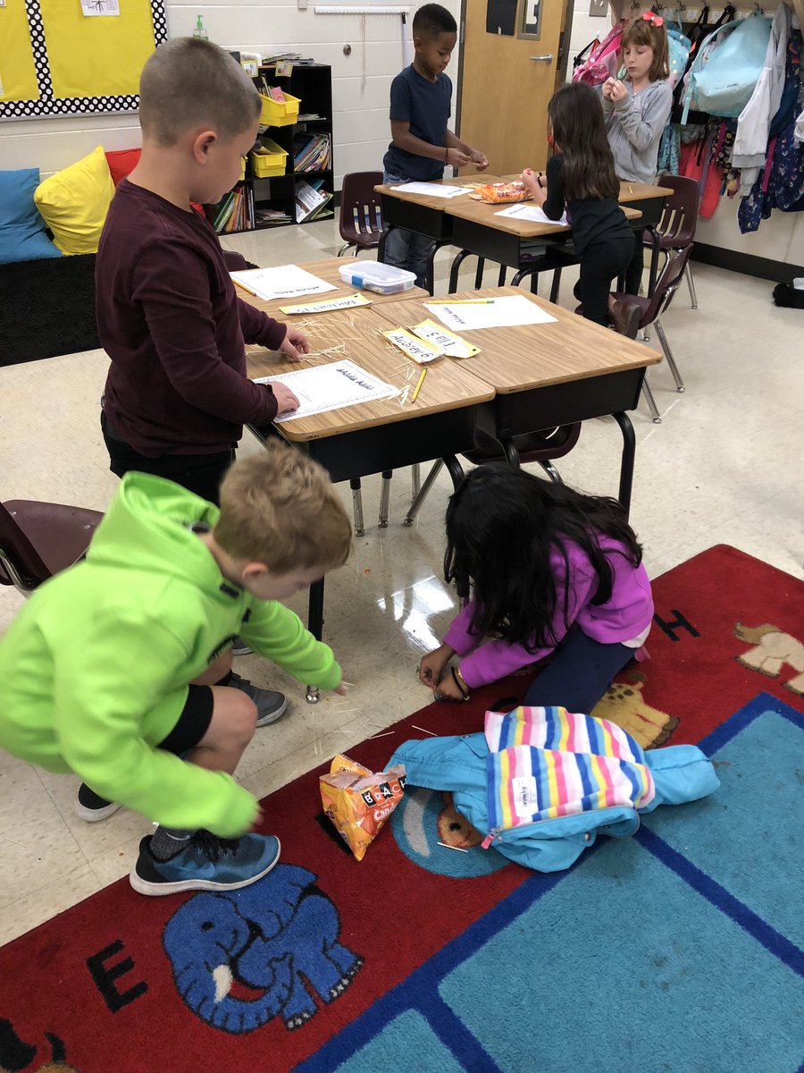 ttaylor_CCSD's tweet photo. Through the eyes of a curious child @ClarkCreekSTEM #candycornchallenge @BrachsCandyUSA #funinfirst #GETCONNECTED https://t.co/iGaUIGhoXC