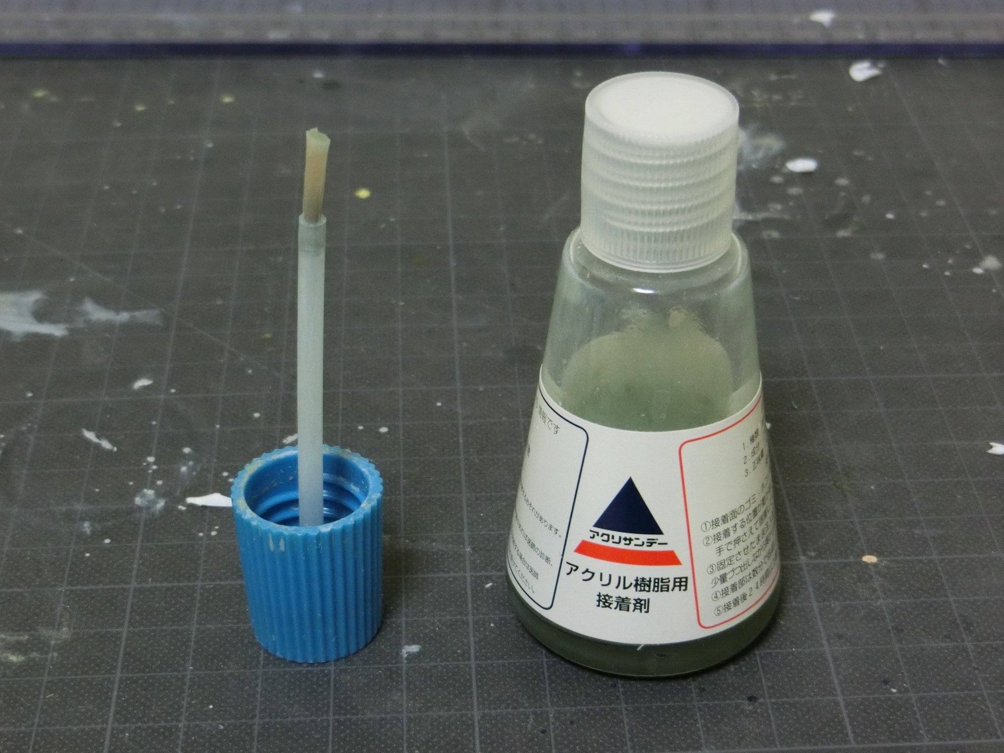 えちごや アクリサンデーの良い所 Psとabsを接着できる 乾燥が速い 無臭 こぼしても勝手に蒸発して問題なし 手に付いても無害 少なくとも私は ちなみに Gsrの強力溶着剤と全く同じ成分です T Co 78buit10o6 Twitter