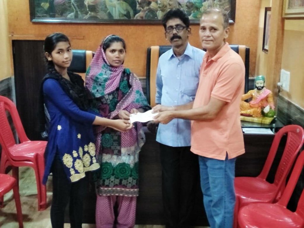 misunilshinde's tweet photo. #Educational_Help #shivsena4education
बिकट आर्थिक परिस्थितीशी संघर्ष करून शिक्षण घेत असलेल्या अनेक गरजू व होतकरू विद्यार्थ्यांच्या #शिक्षणाची_जबाबदारी मी घेतली असून, या विद्यार्थ्यांच्या शैक्षणिक फीचे धनादेश त्यांच्या पालकांना माझ्यावतीने सुपूर्द केले. @ShivSena @AUThackeray https://t.co/hqEh78MXMV