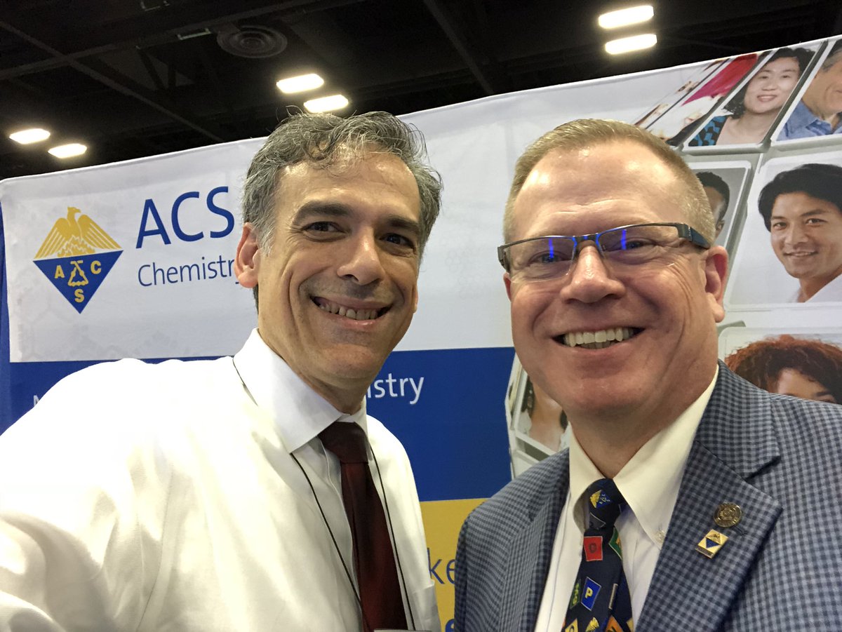 At #SACNAS2018, <a href="/AmerChemSociety/">American Chemical Society</a> Board Members represent. What a great treat to meet next generation of scientists! - <a href="/PeterDorhoutACS/">Peter Dorhout</a>  <a href="/ACSDiversity/">ACS Diversity</a> <a href="/OxideChem/">OXIDE</a>