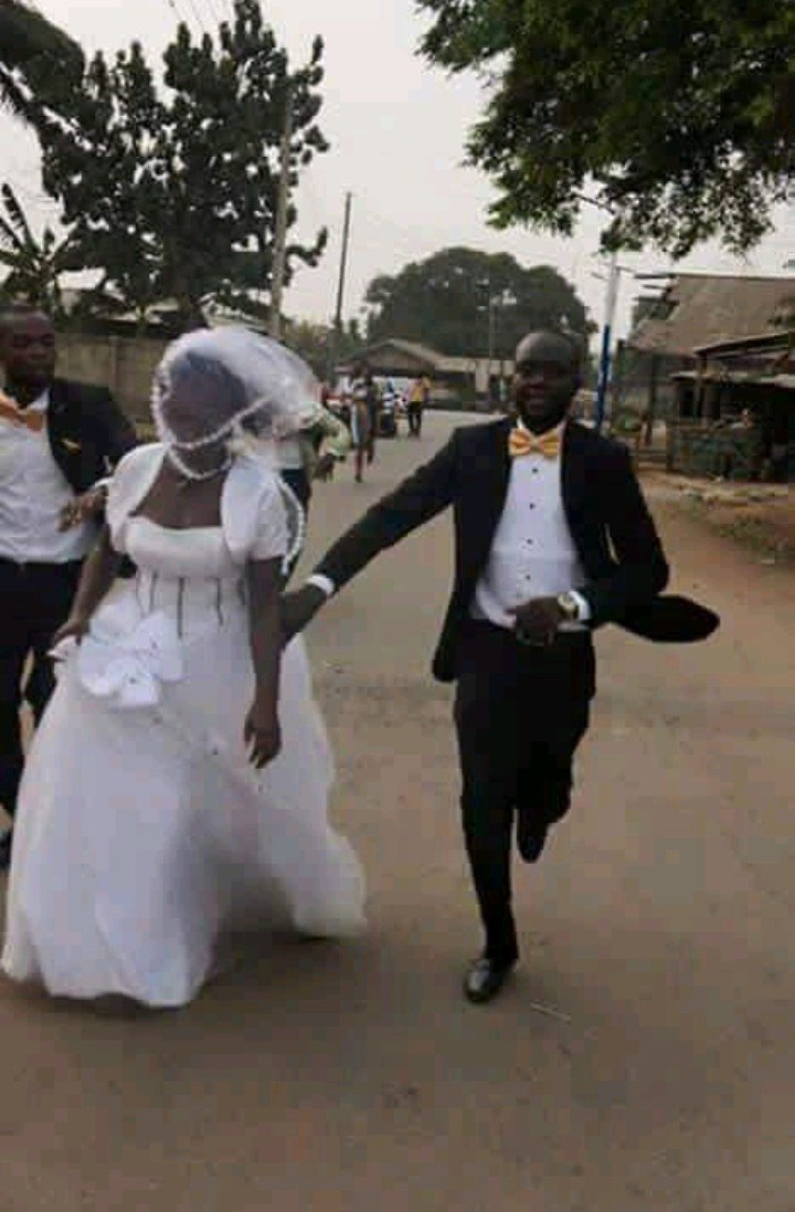 KasiitaMark's tweet photo. Mbarara news Bride runs out of church after discovering that the man does not work in an oil company as he claimed...😂😂😉 #ThisIsUganda https://t.co/nDciBOFU4f