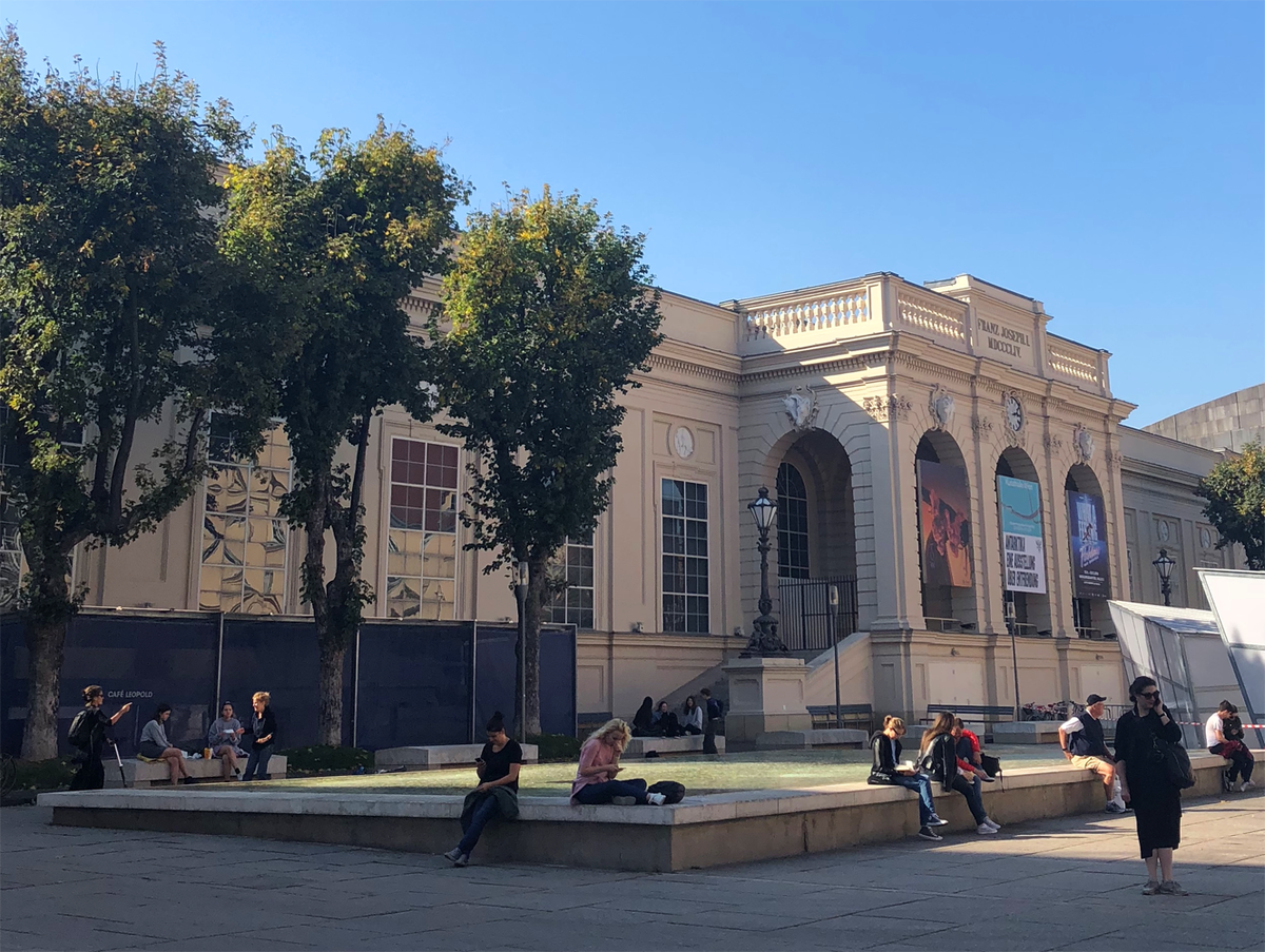 mqwien's tweet photo. Herrliche Aussichten: das Wochenende steht vor der Tür inklusive Sonnenschein und sommerlichen Temperaturen - ein Grund mehr uns diese Tage im MQ zu besuchen! #myMQ #happyweekend https://t.co/TL6AIuOFk7
