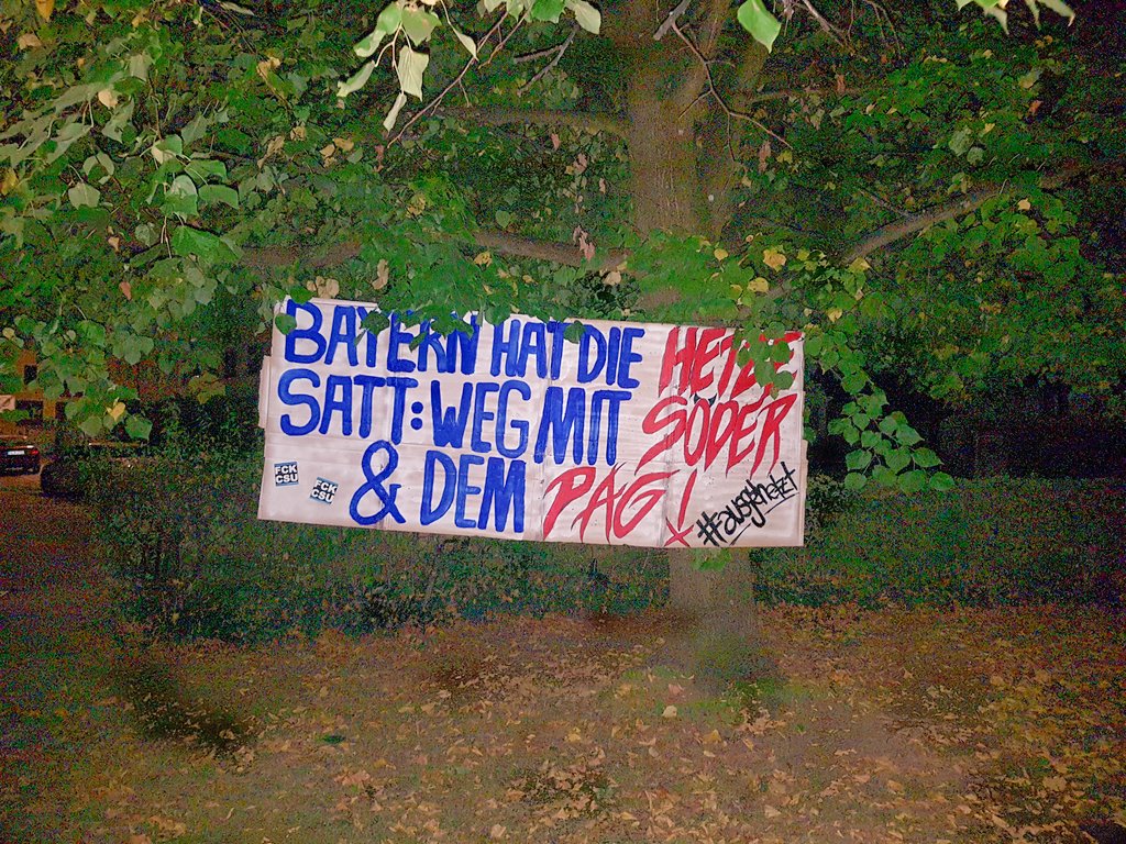 ColletivoA's tweet photo. Heute Nacht haben Genossen in #Solln ein Banner, an dem Veranstaltungsort der #CSU mit #Söder, aufgehängt, um ihnen zu zeigen, dass sie mit ihrer Politik schon lange nicht mehr willkommen sind.
#FCKCSU #NoPag #ausgehetzt #HerzstattHetze https://t.co/btD1rUQgkT
