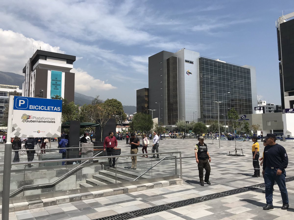 ARCO ANDINO Bogotá, Caracas, La Paz, Lima y Quito (5 fotos por publicación) Page 84