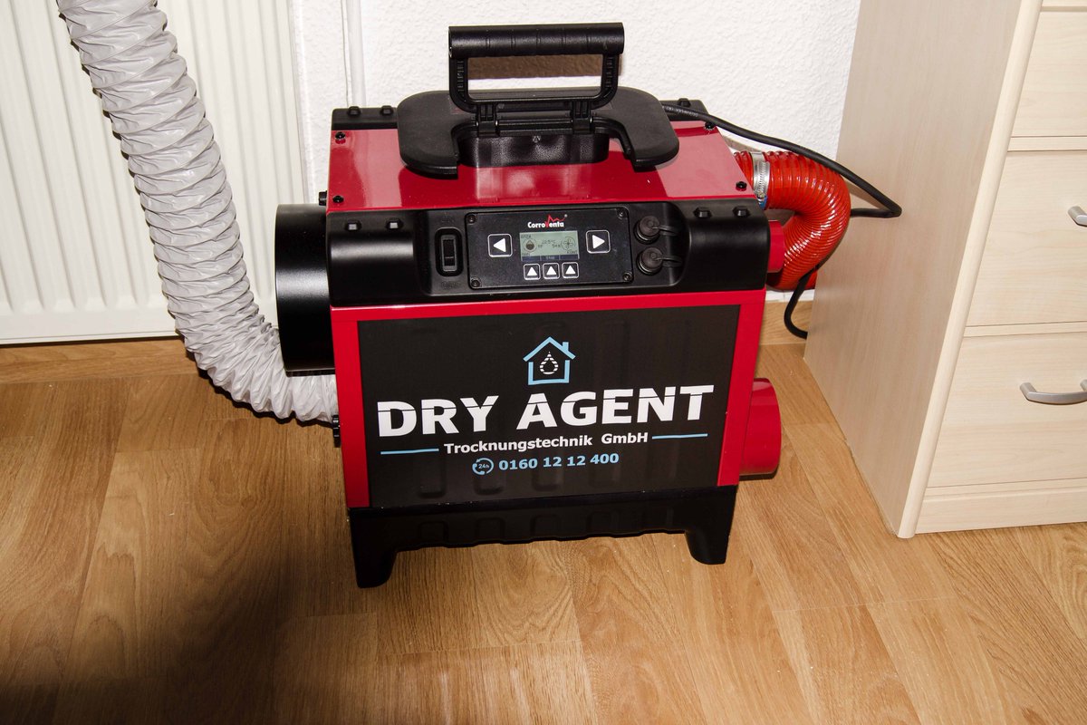DryAgentGmbH's tweet photo. Durch einen Rohbruch beim Nachbarn ist die Decke feucht geworden.
Wir von Dry Agent haben uns der Sache angenommen, um den Schaden zu beseitigen und zu sanieren. https://t.co/hxbriOfklk