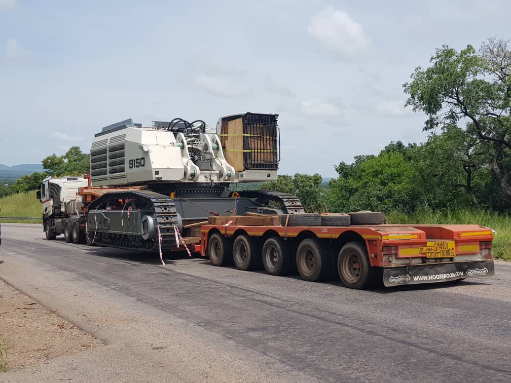 JonmooreL's tweet photo. Jonmoore International transporting a dismantled Liebherr 9150 excavator from Tema, Ghana to Boungou Mines, Burkina Faso.
#Jonmoore@20
#Exceeding Expectations https://t.co/3FDB7kpy18