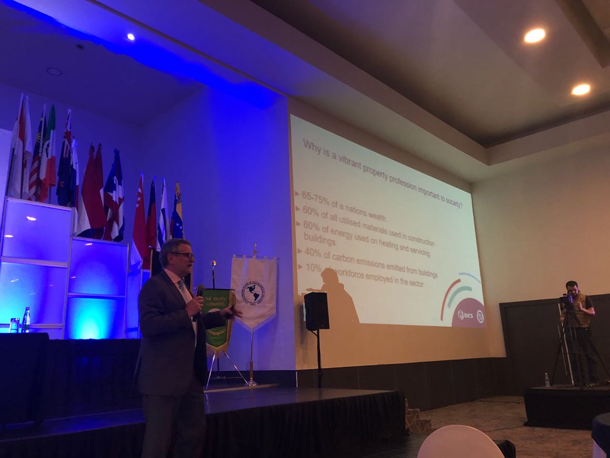 FECOVAL_AC's tweet photo. Conferencia magistral por Ben Elder, Director Global de Valuación de RICS.
#comuvati2018 https://t.co/ai4HwXPDS8