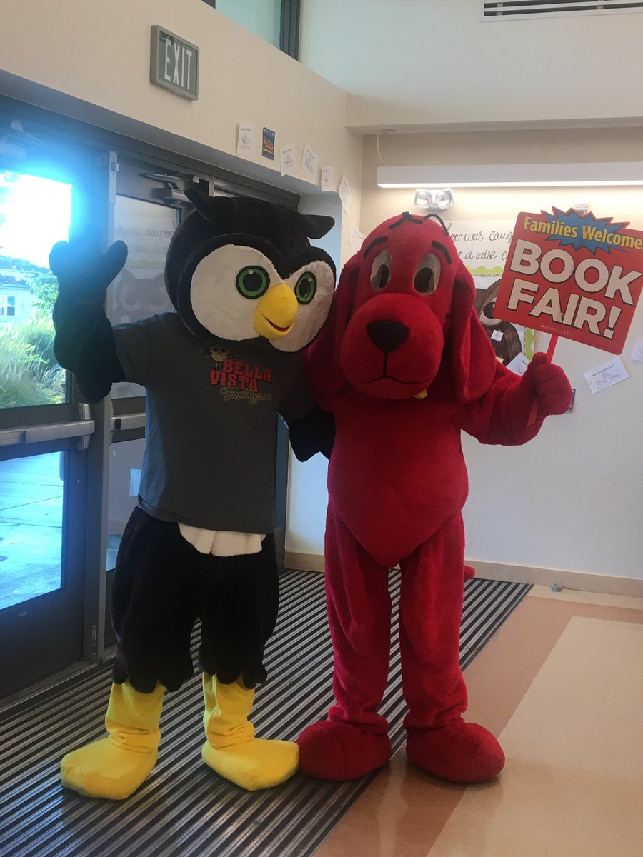 MrPratt_85's tweet photo. Guess who? #SRVUSD1819 Clifford and Hootie hanging out @BVTrailblazers https://t.co/V1Bnb5VzPk