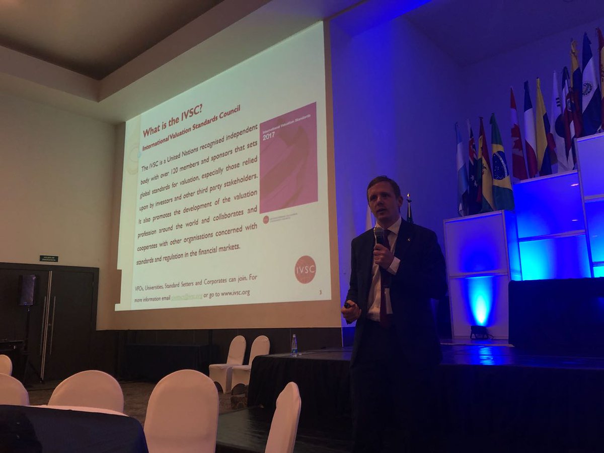 FECOVAL_AC's tweet photo. Conferencia Magistral por Nick Talbot, Director de RICS. 
#comuvati2018 https://t.co/cM4OSifZ63