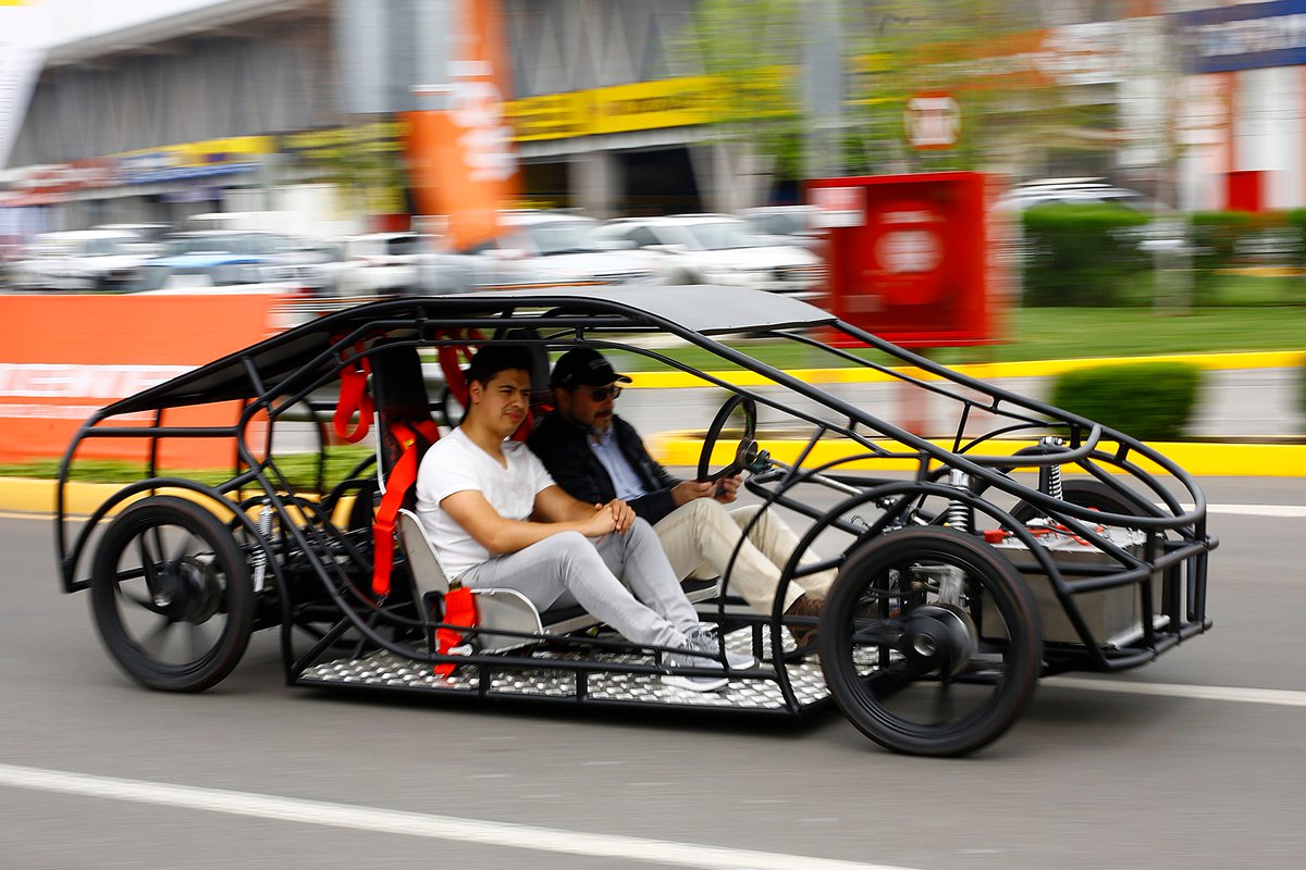 udp_cl's tweet photo. UNVIERSIDAD| Esta semana se presentó #Hallur, el auto solar de la UDP que participará en la @Carrera_Solar. El automóvil está siendo desarrollado por @diseno_udp e @IngCienciasUDP , con el apoyo de @dercocentercl y @renaultchile https://t.co/mgORJUkLu6 https://t.co/LaWUovg3Qe