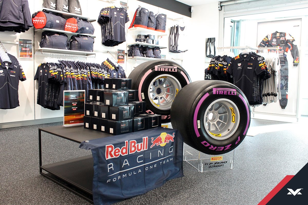 تويتر Max Verstappen على "Soft, super soft, ultra soft... Alle F1-banden zijn vanaf nu in de Verstappen store in Swalmen te bewonderen. Op meerdere plaatsen strategisch geplaatst! https://t.co/GnnLzAEIPz