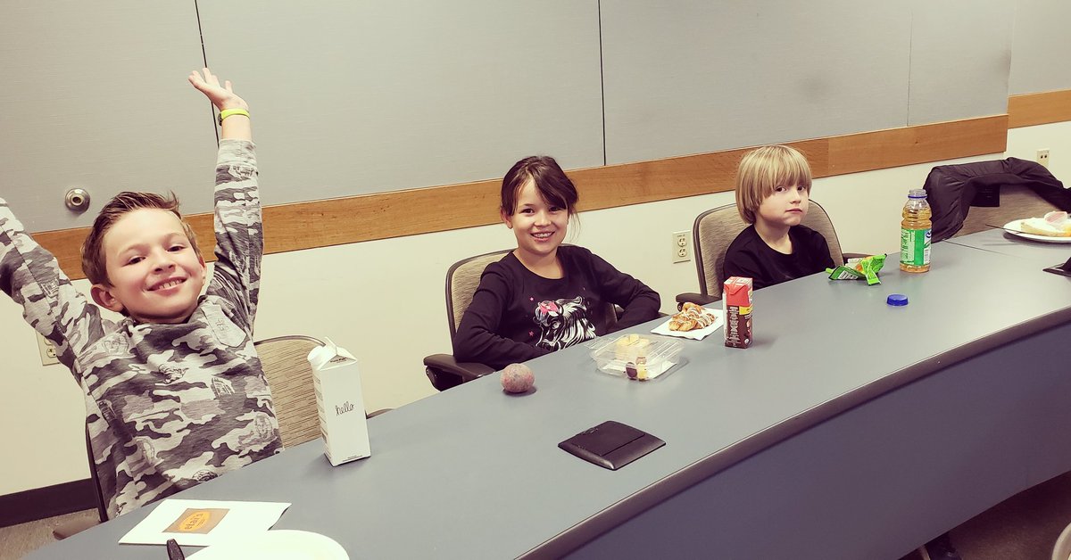 joannaiturbe's tweet photo. When BVSD has no school and there's an all-hands meeting we have to attend and the Dean says just bring the kiddos with us! That's her son, then my D then my boss' son β #allthesnacks #allthetechnology https://t.co/DHcdvJzpPl