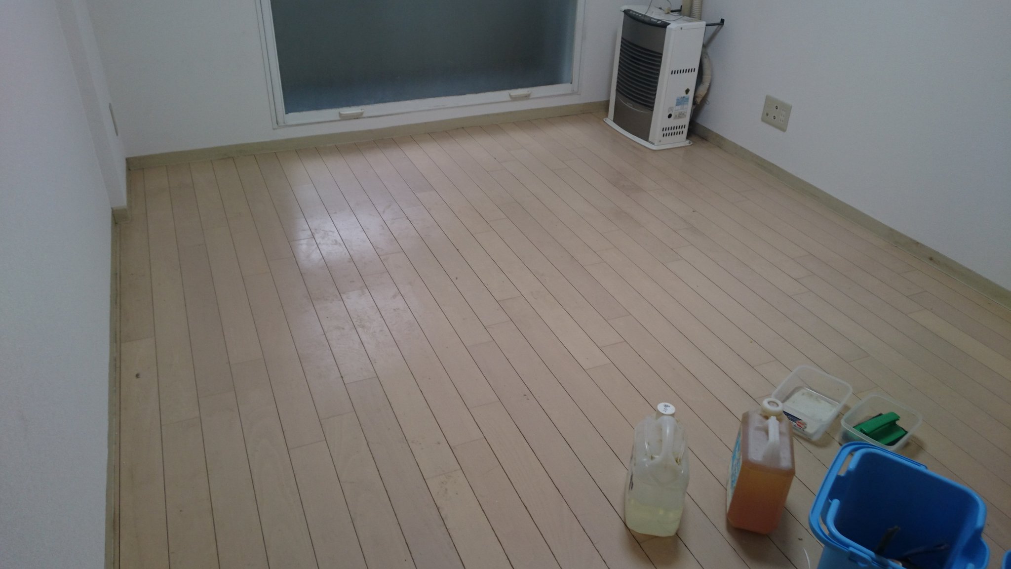 ライフサービス北海道株式会社 賃貸物件の床ワックス剥離作業をしました 傷みと汚れで見た目にはキレイとは言えない状態でしたが 剥離後はおおよそキレイに回復しました 後は仕上げにワックスを塗るだけです 賃貸 剥離 ワックス