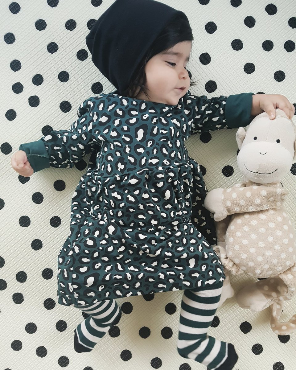 Happy Friday!! 😊🖤
•
•
•
#monochromekids #childrensfashion #ethicallymadefashion #leoparddress #organicclothes #babytights