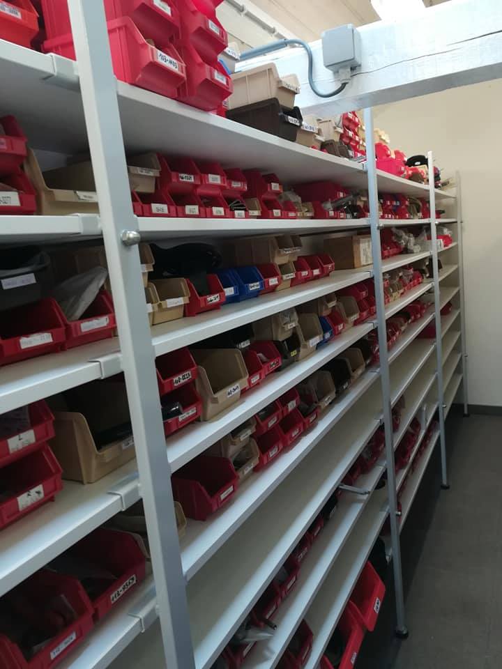 Gelukkig zijn we tijdens de zomer van 2018 niet weggesmolten! Integendeel, we renoveerden onze vloer in de werkplaats, en de capaciteit wisselstukken in het magazijn werd met maar liefst 35% verhoogd. #serviceafdeling #tuinmachines #onderhoud #wisselstukken #omunogbetertedienen