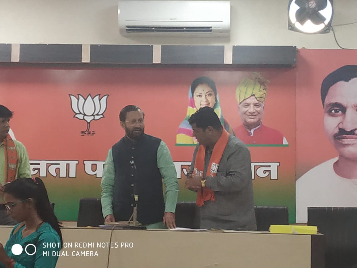 DEEPAKK05114226's tweet photo. आज श्री #Prakash_Javadekar जी, श्री #Chandrashekhar जी, #Avinash जी, #Ajay_Kumar जी ने प्रेदेश भाजपा कार्यलय में IT TEAM को संबोधित किया और आगामी चुनावों के मद्देनजर आवश्यक दिशा निर्देश दिए । https://t.co/uzWPh46Yhg