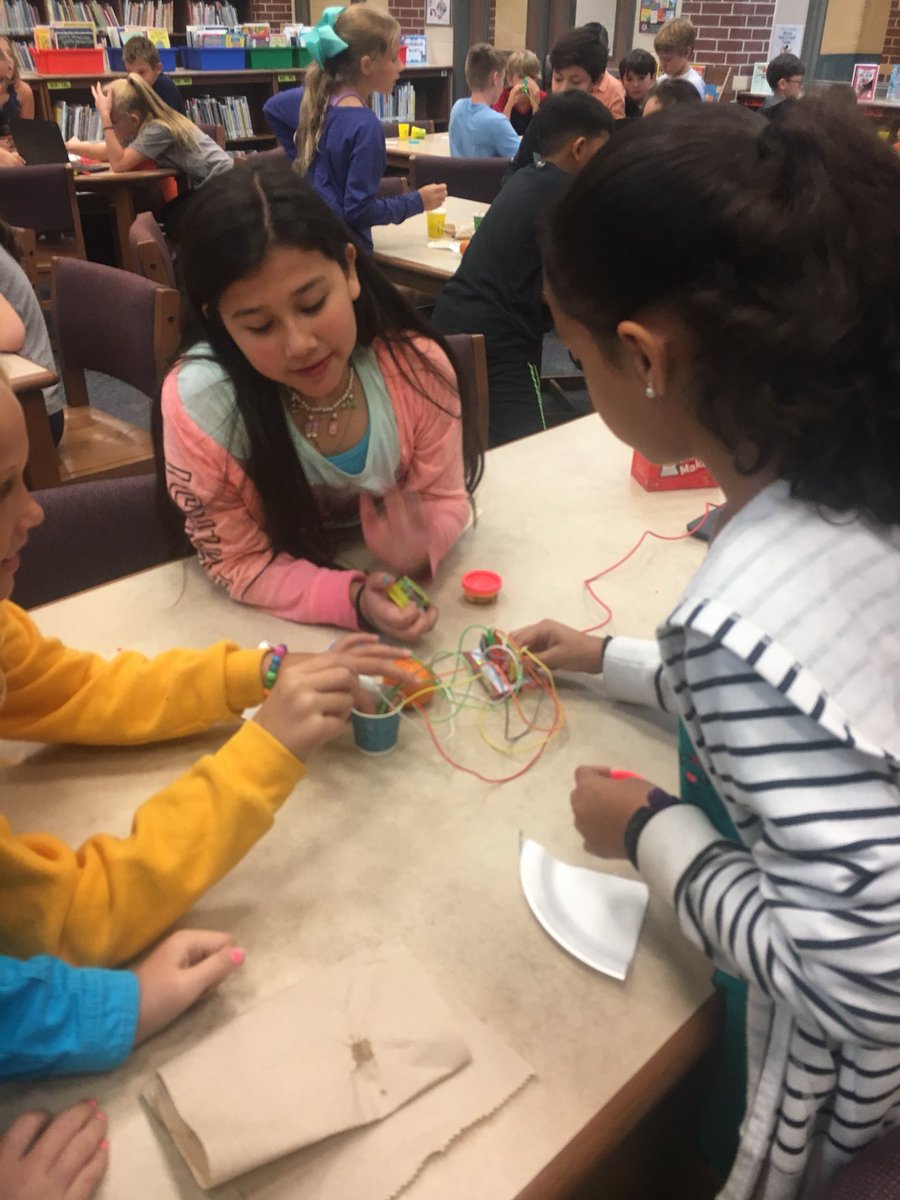 RotheChelsea's tweet photo. 4th Graders @StewartCISD use #makeymakey to create a human piano! #circuits #StemChallenge https://t.co/yQ4KLQz9hy