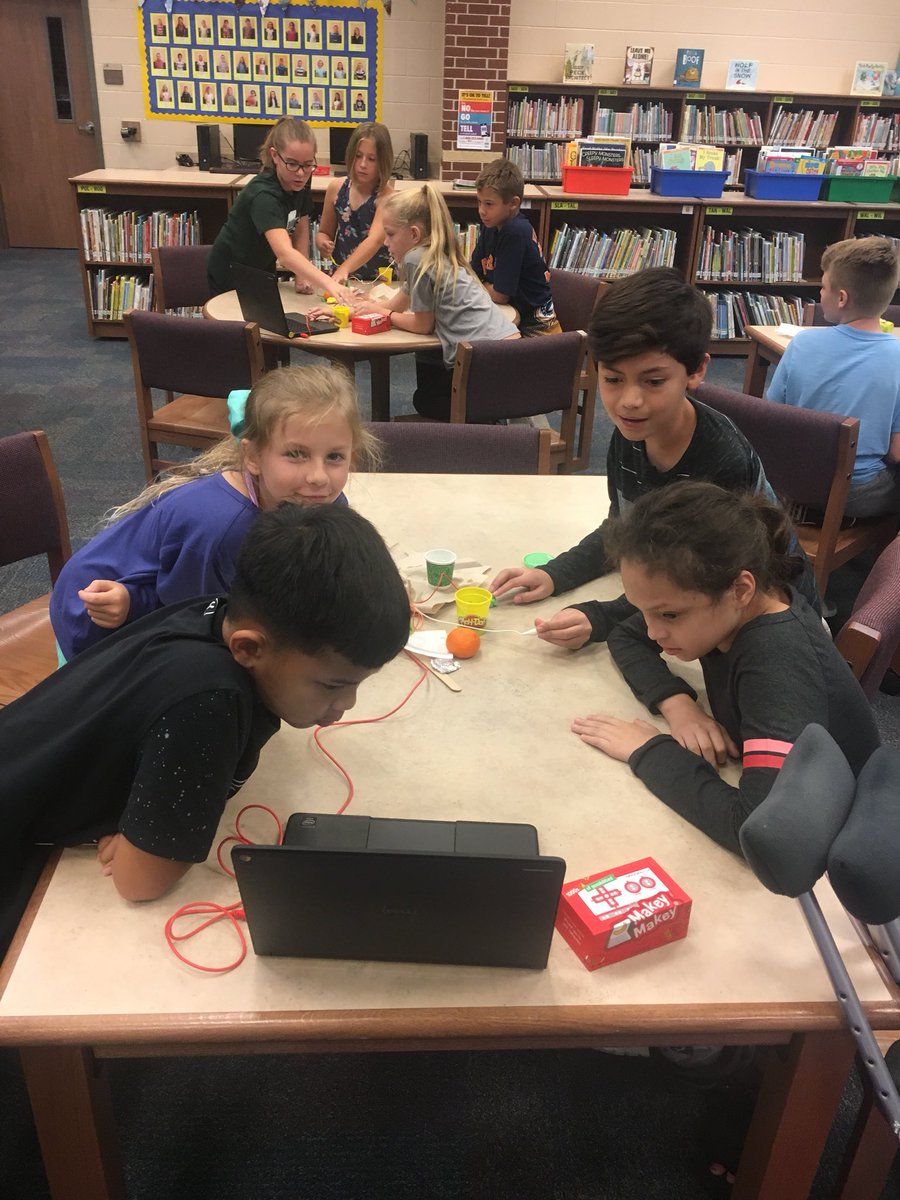 RotheChelsea's tweet photo. 4th Graders @StewartCISD use #makeymakey to create a human piano! #circuits #StemChallenge https://t.co/yQ4KLQz9hy