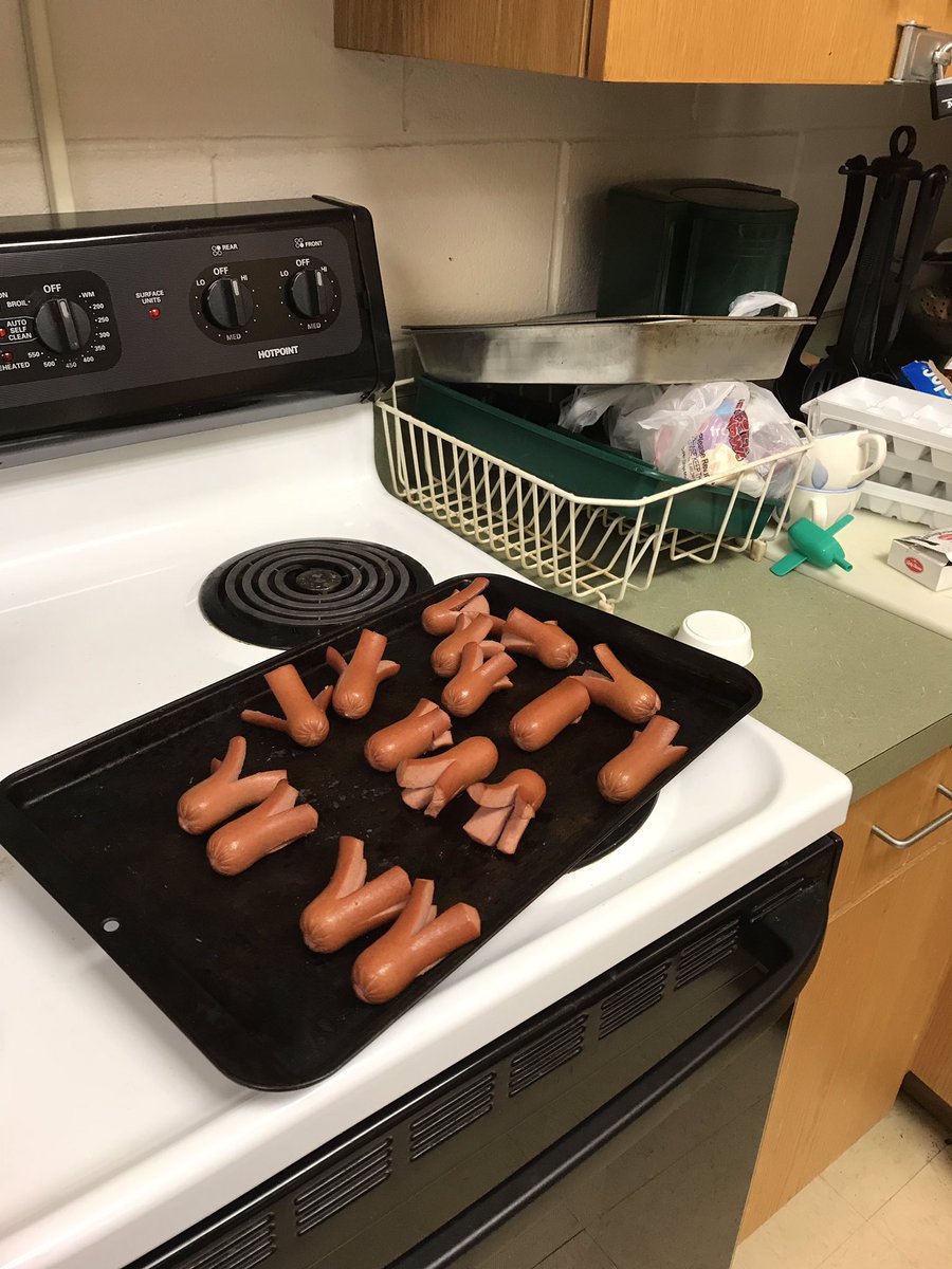 cmsreach's tweet photo. @cms_grizzlies  Making “snactopuses” after reading about octopuses. https://t.co/B1tumCGTW8