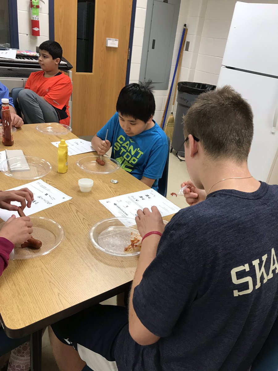 cmsreach's tweet photo. @cms_grizzlies  Making “snactopuses” after reading about octopuses. https://t.co/B1tumCGTW8