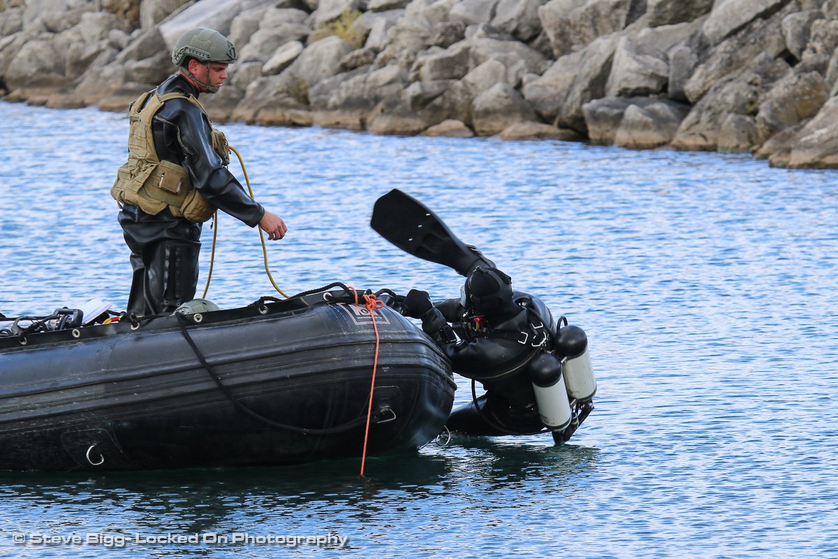 markbrouwer2010's tweet photo. Ik was altijd al onder de indruk van marineduikers. Zeker als ze vauit het water met een 'aanloopje' in de boot springen. Zonder spetters...;) #marine #DDG #MAREOD (picture by Steve Bigg @LockedOnPhoto ) https://t.co/bfIv5DITwO