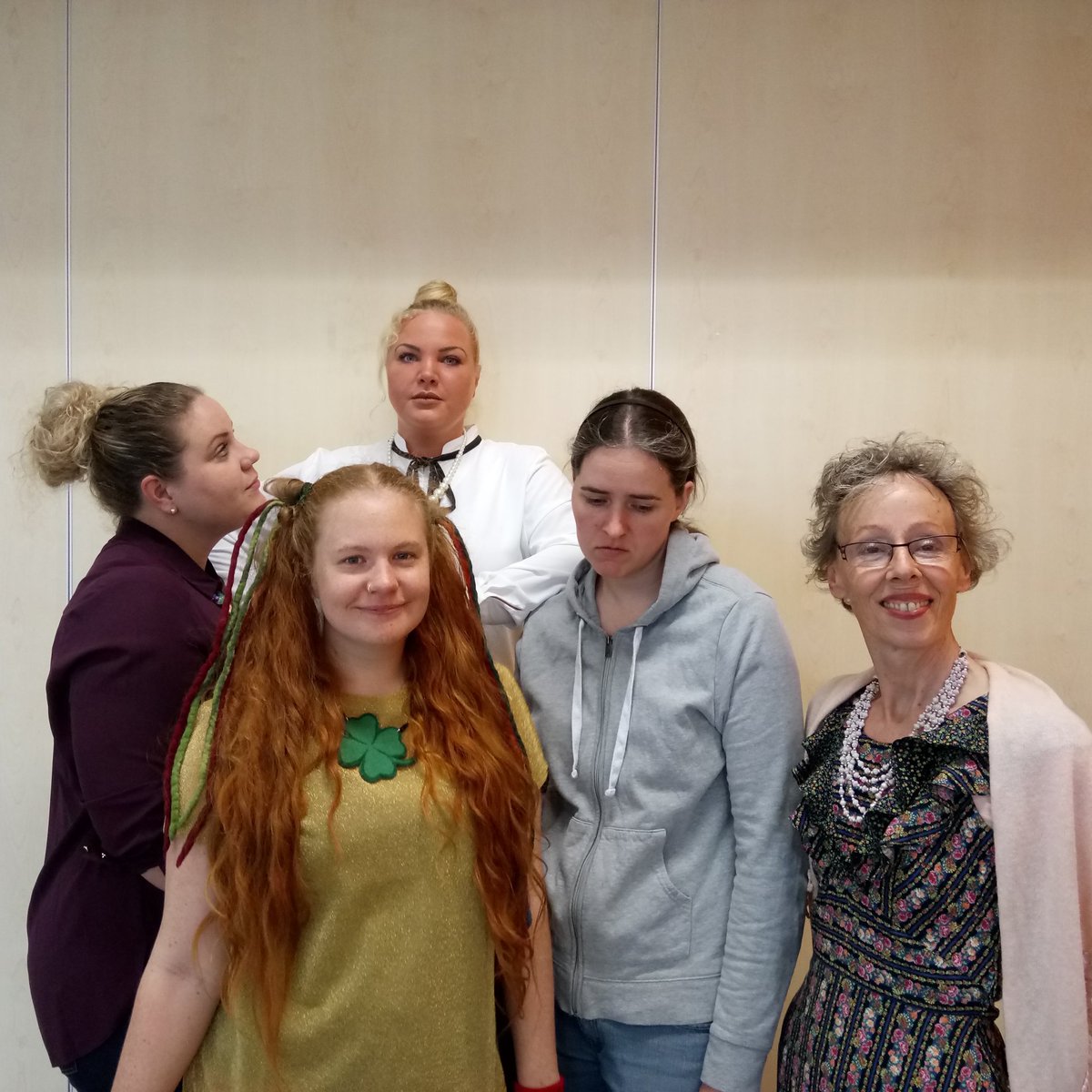 Flo en Pruun speelden we vandaag op de Vos In Voorschoten. Een muziektheater voorstelling over pesten. Het heeft diepe indruk bij groep 5 en 6 achter gelaten #voorschoten #pesten #basisschool #groep5 #groep6 #belangrijkthema #kinderen #kindertheater