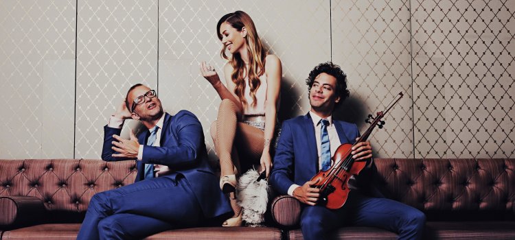 ArtistCapitol's tweet image. Het #akoestische trio #TheTriplicats maakt overal een feestje van. Oude #jazz en easy listening wordt afgewisseld met hits van nu, in een ‘vintage’ uitvoering. The Triplicats boeken voor jouw event? Neem dan contact met ons op.