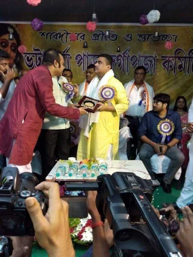 PurbaCongress's tweet photo. আজকে মুর্শিদাবাদ জেলার বহরমপুর এর ভট্টাচার্য পাড়া দূর্গা পুজো কমিটির ৭৯ তম দুর্গোৎসবের শুভ সূচনা করলেন জেলার পর্যবেক্ষক তথা আমাদের রাজ্যের মাননীয় পরিবহন ও পরিবেশ মন্ত্রীশ্রী শুভেন্দু অধিকারী মহাশয়12/10/2018 https://t.co/wi0xjBUk8U