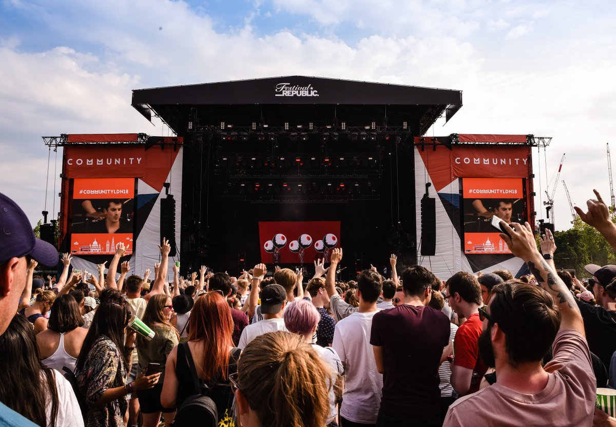 communityLDN's tweet photo. Who was in this crowd?! πβ @CircaWaves at #CommunityLDN18 https://t.co/M7XRzswzh2