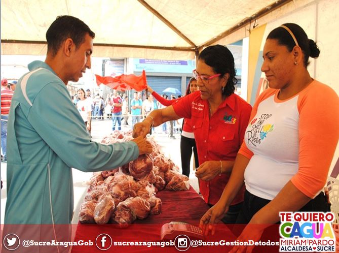 SucreAraguaGob's tweet photo. #PueblosIndigenasEnCongreso Con el firme propósito de respaldar las políticas socialistas y humanistas emanadas por @NicolasMaduro en operativo de venta supervisada Gobierno del Mcpio Sucre vendió más de 4000 kilogramos de carne al pueblo #TeQuieroCagua @MiriamPardoJ https://t.co/r19SdfF4w0