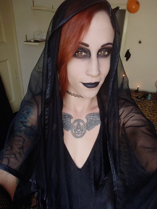 Halloween shooting! 😋👻 https://t.co/cvke6IqOyz