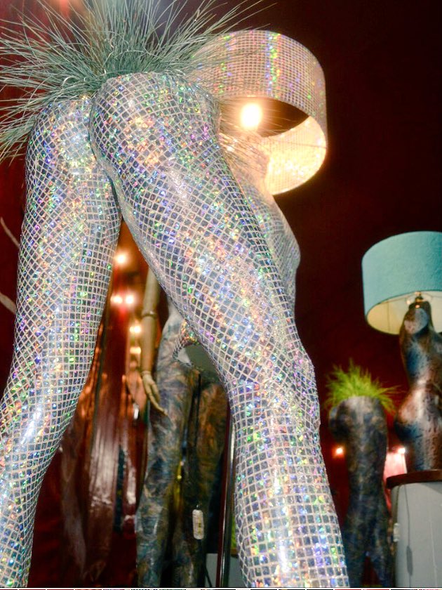 DollyFixtures's tweet photo. #HappyFriday all! So here we have @DollyFixtures Hologram pieces💥Tables, lamps, even 7ft plus giants, all available for hire to make your party sparkle a ‘lil more!  🌟✨🌟✨🌟     Get in touch!        #weekendvibes  #weekend #partypartyparty #FridayMotivation #RoyalWedding https://t.co/jXRaIbZupH