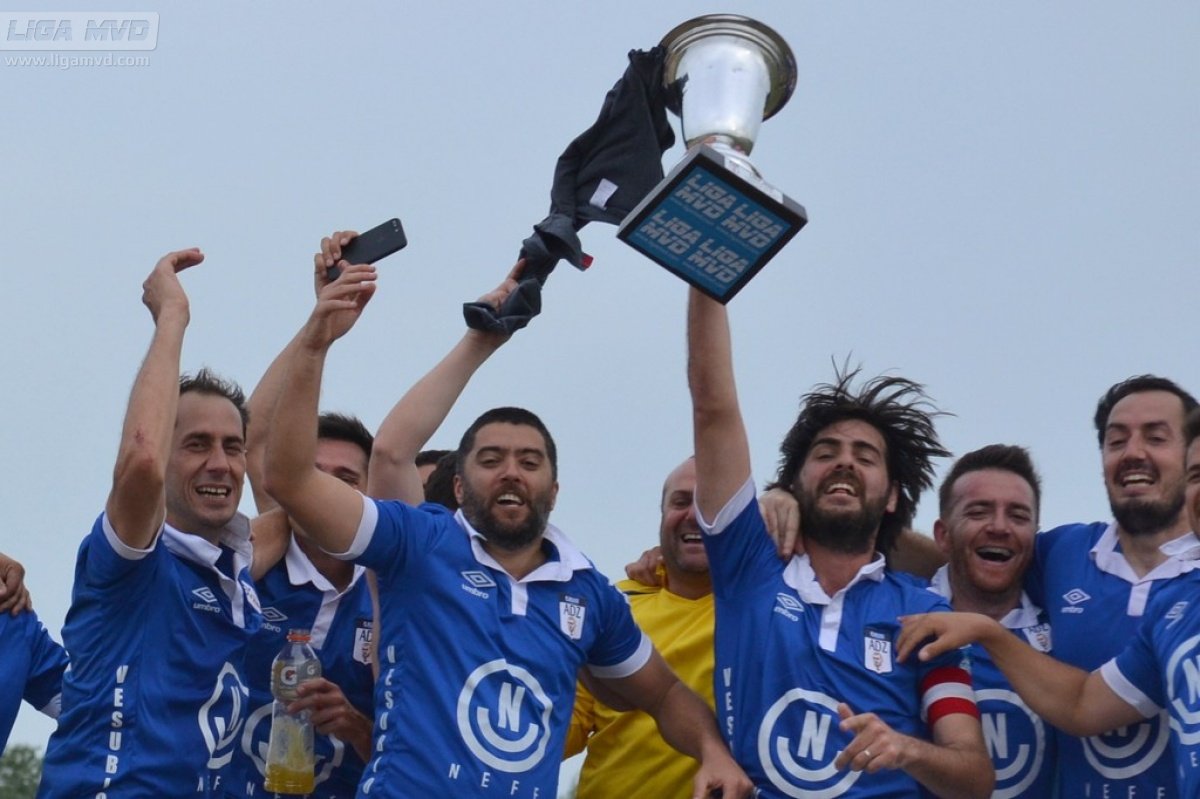 A UN PASO
<a href="/AdzUruguay/">Amigos de Zidane Uru</a> derrotó a <a href="/Amenos_33/">Amenos + 33</a> en un verdadero partidazo y quedó a un paso de la gloria. En la próxima fecha deberá enfrentar a <a href="/Notarialforest/">Notarial Forest FC</a> y de sacar un resultado positivo obtendrá su segundo trofeo en #modomvd  💪
@NativaURU 
<a href="/DIRECTVUy/">DIRECTV Uruguay</a> 
<a href="/UmbroUruguay/">Umbro Uruguay</a>